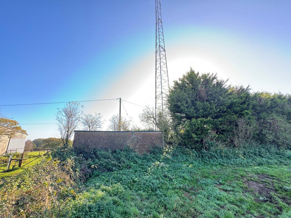 Lot: 125 - MAST AND BUILDING - Brick building 1